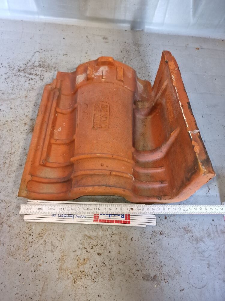 De Valk groot Romaanse linker gevelpan natuurrood De-Valk-groot-Romaanse-linker-gevelpan-natuurrood