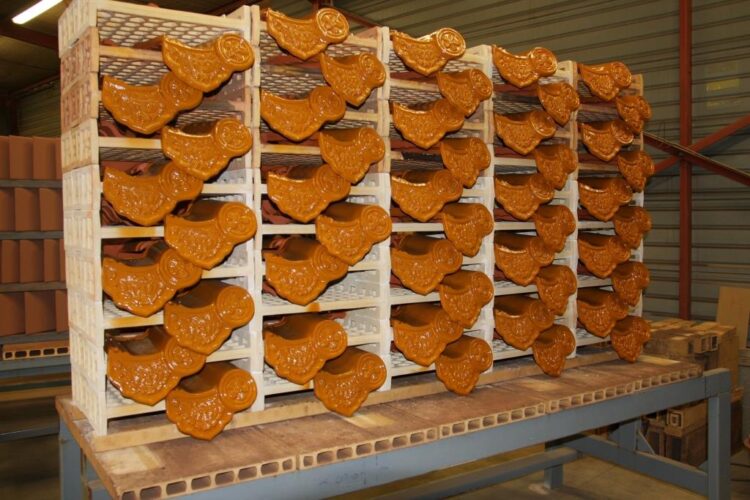 Productie-Kroon-chinese-dakpan-geel-verglaas